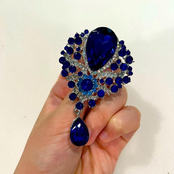 Jewelry - Dazzling blue rhinestone brooch silvertone
metal very large